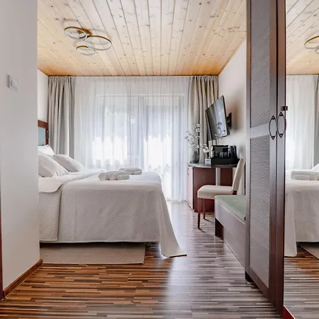 לינה וארוחת בוקר Riva 3*